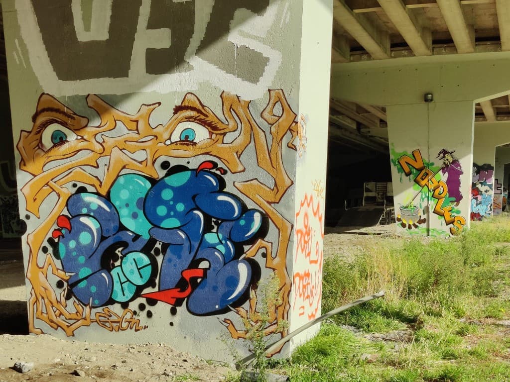 NOODLES graffiti met tovenaar en ketel