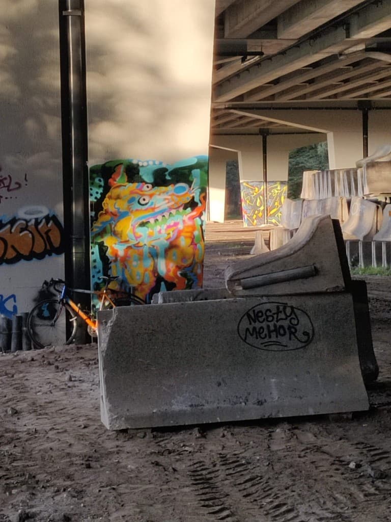 Vroege skateplek onder het viaduct met graffiti en fiets