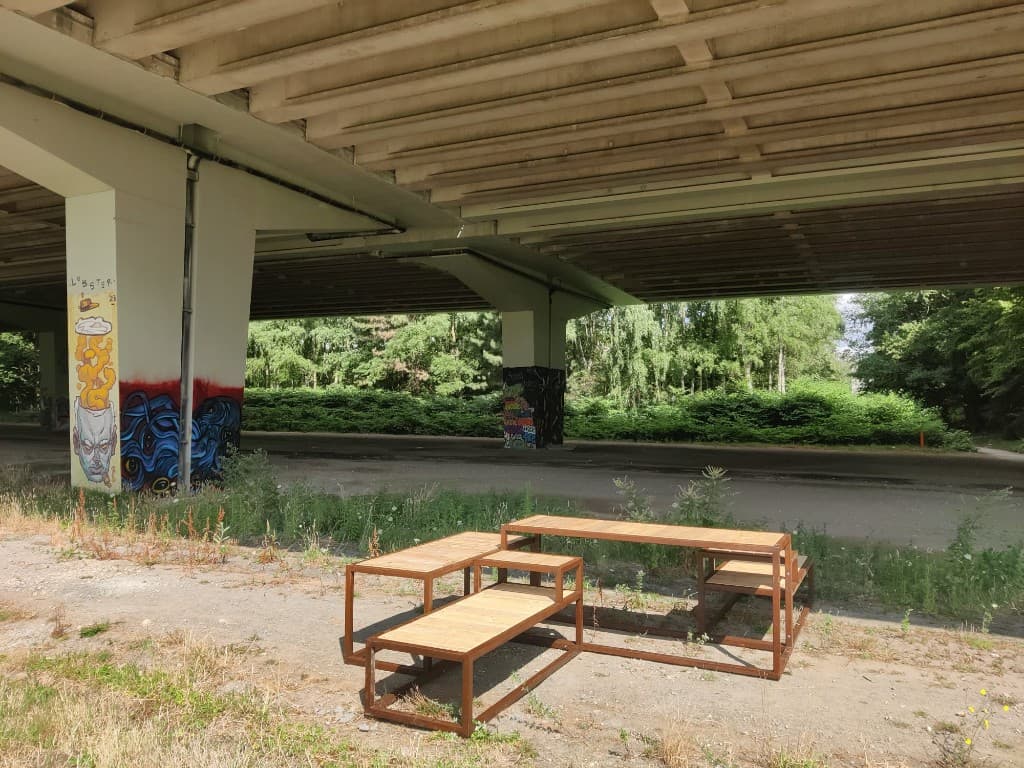 Modulair houten meubilair onder het viaduct