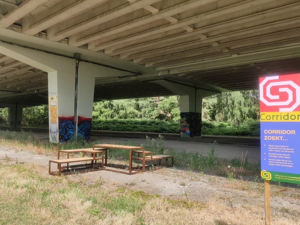 Corridor-bord met meubilair en oproep voor vrijwilligers