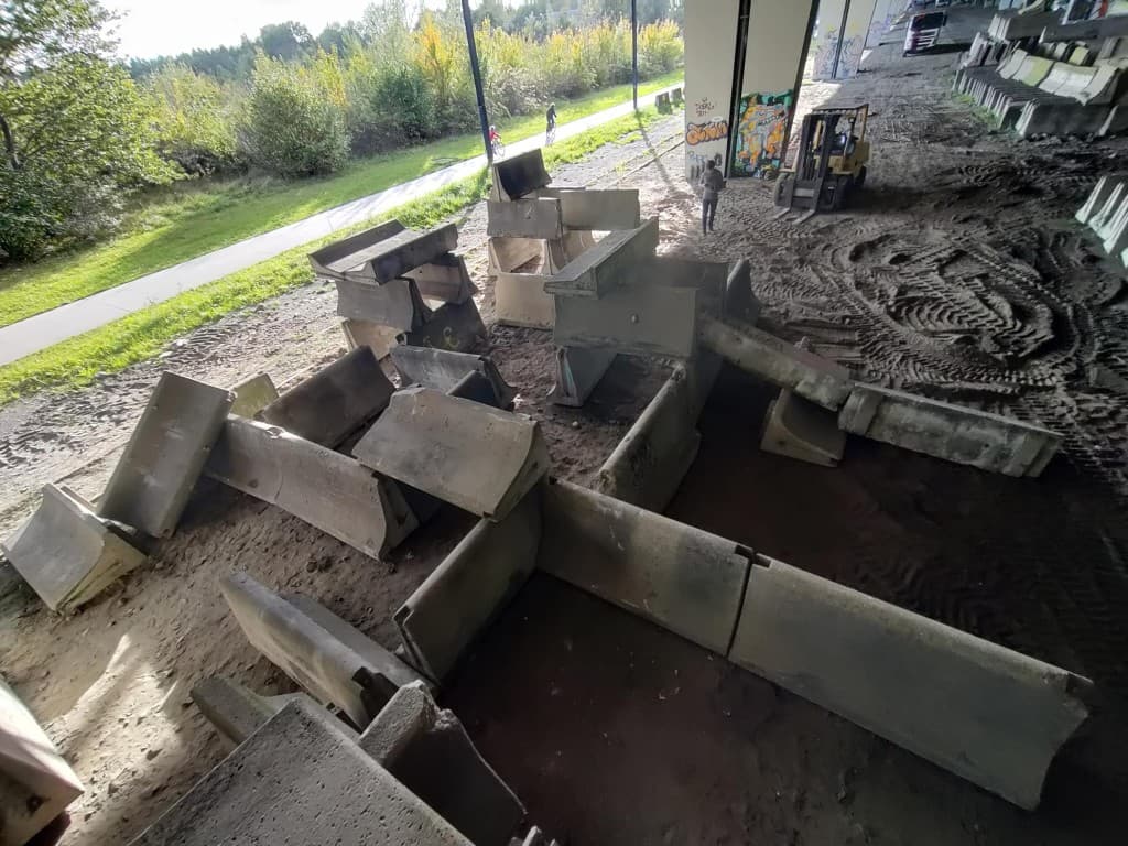 Betonblokken worden geschikt en gestapeld onder het viaduct